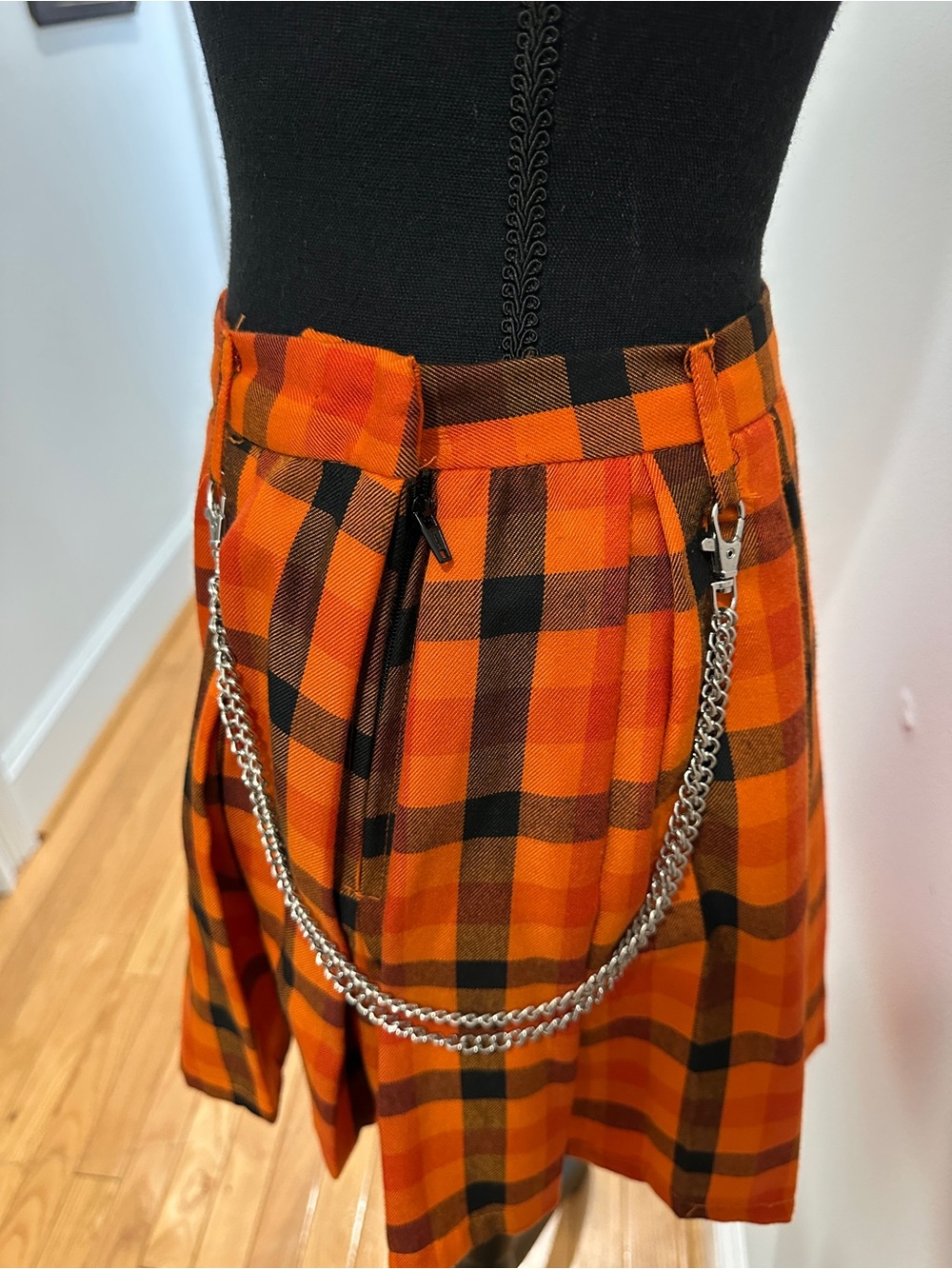 Hot Topic Orange and Black Plaid Pleated Mini Skirt with Chain - Picture 5 of 9